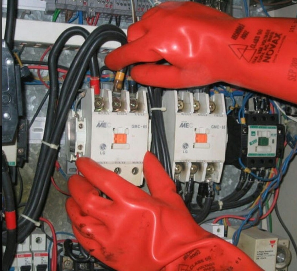 В электроустановках с каким напряжением диэлектрические перчатки. Прозвонка электрооборудования и электросетей. Электрик в перчатках. Работы в электроустановках. Высоковольтные испытания кабеля.
